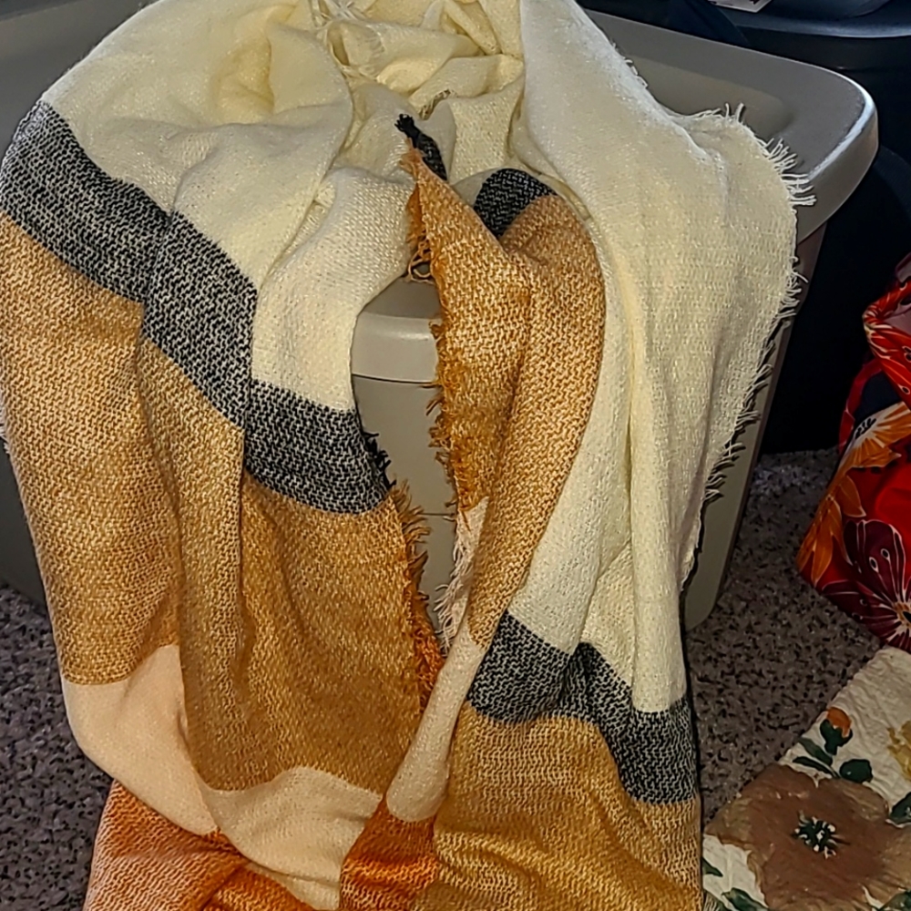 Old Navy scarf wrap Tan cream black never worn soft and lightweight Fall scarf